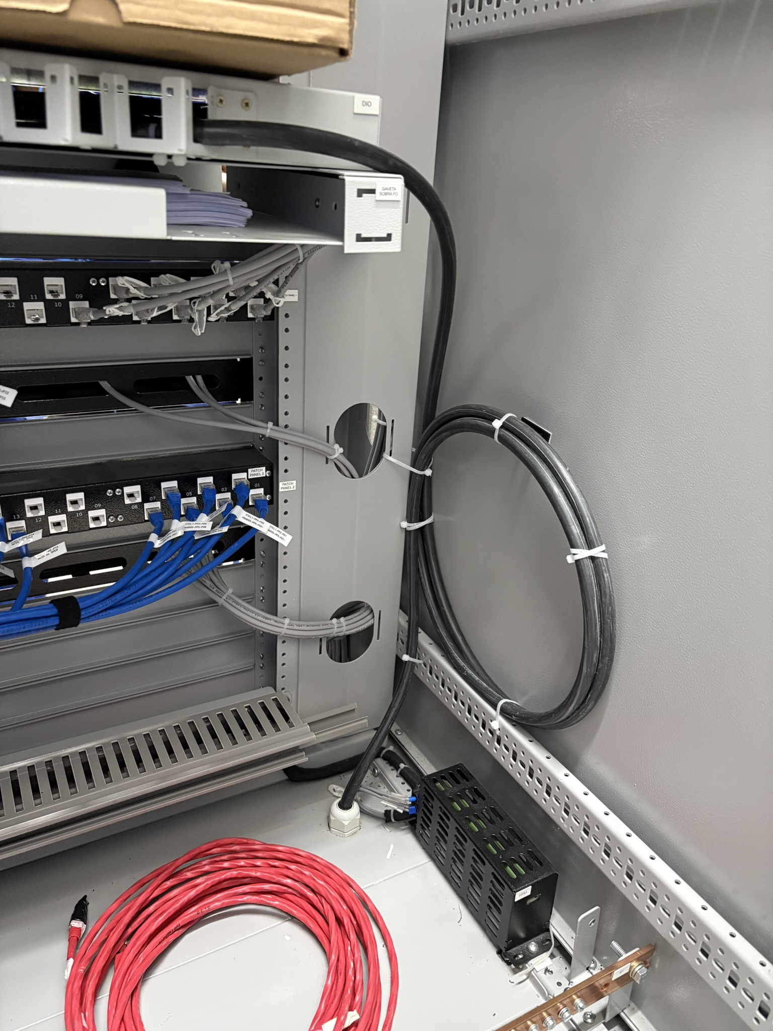 Acomodação de cabo dielétrico em rack