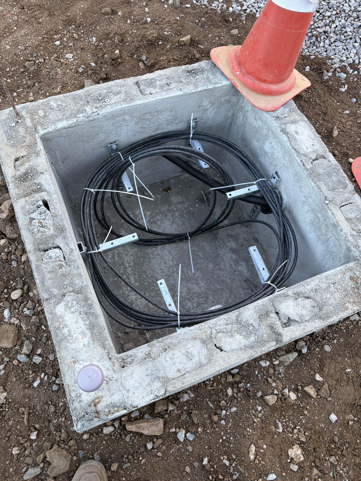 Caixa de inspeção com cabo óptico