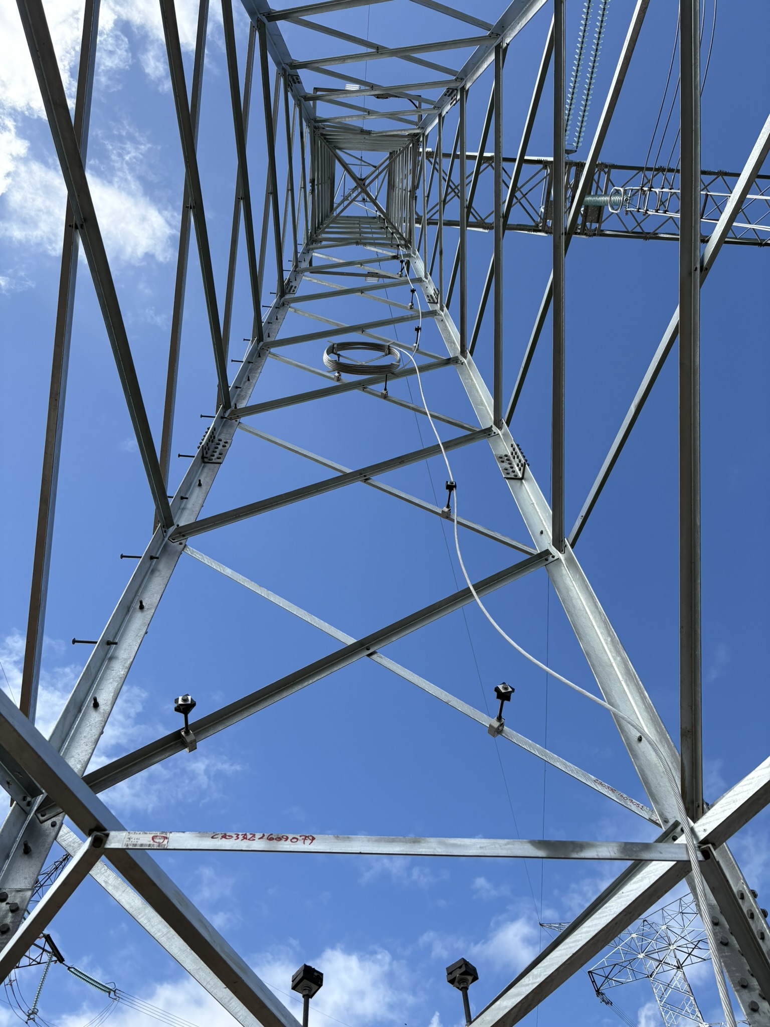 Torre de transmissão com cabo OPGW